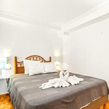 Unique 4-2 Aparthotel 3*